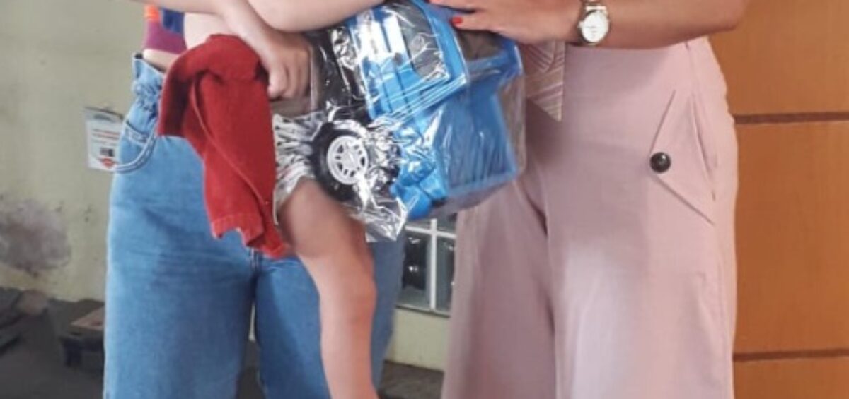 A distribuição de brinquedos, cestas básicas, entre outros produtos, para as famílias, fica a cargo do Serviço Social,